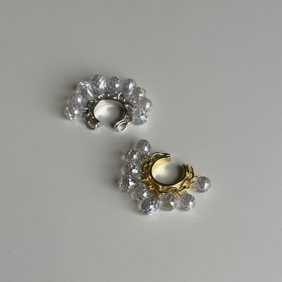 Çoklu kristal earcuff kıkırdak küpe, zemin üzerinde görünümü.