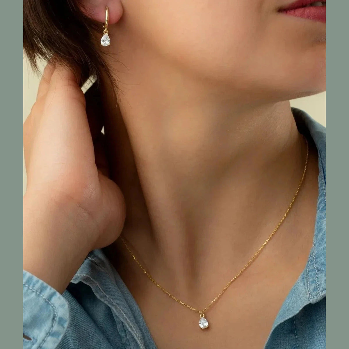 Damla taşlı kolye-küpe set, takıların model üzerinde birlikte kullanımı.