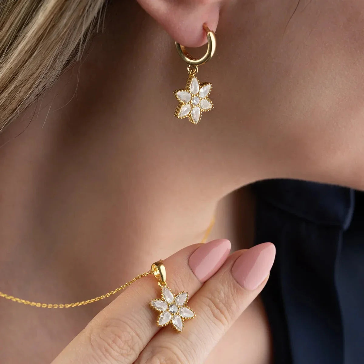 Damla taşlı lotus kolye-küpe set, takıların model üzerinde birlikte kullanımı.