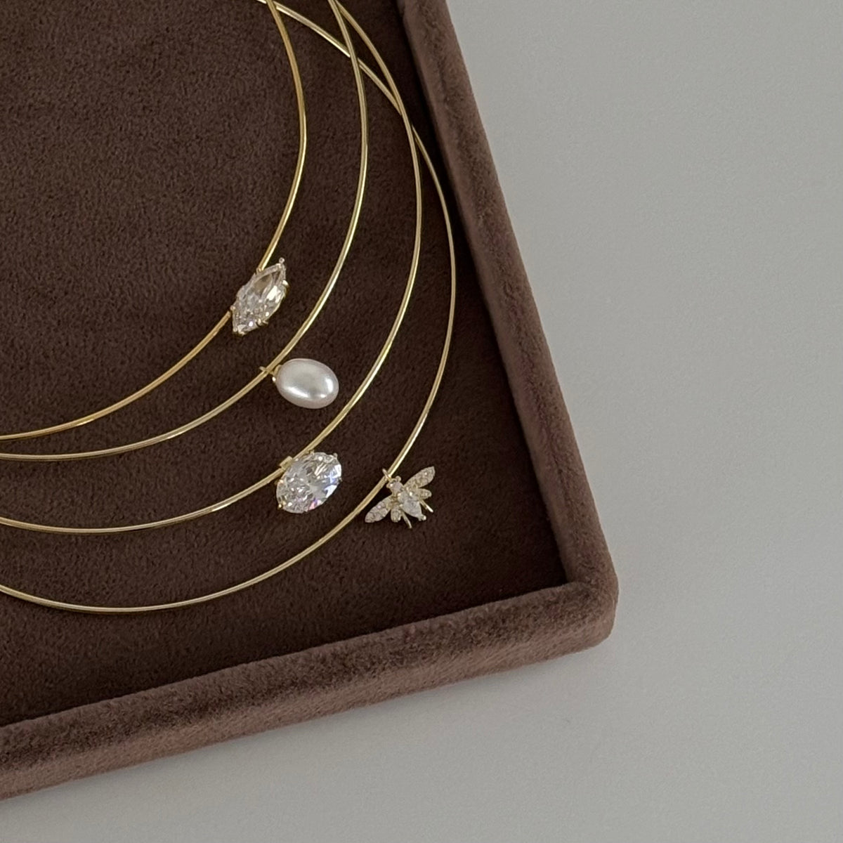 İnci choker kolye, kutu içinde sunumu.