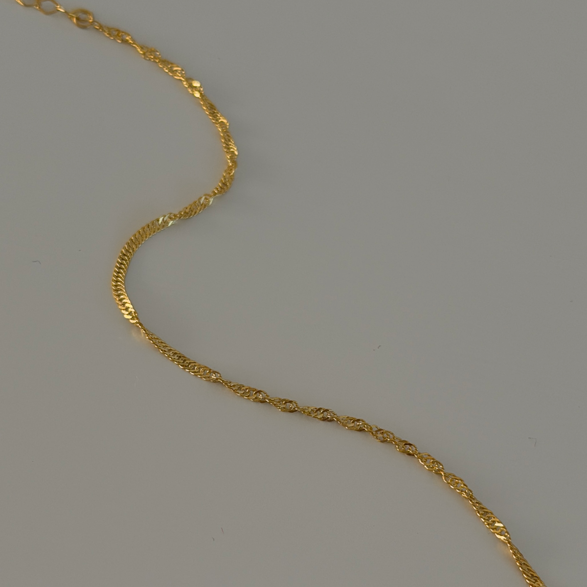 Kalın Singapur Zincir Bileklik – 925 ayar gümüş. Gold renk, zincir halkalarının yakın çekimi.