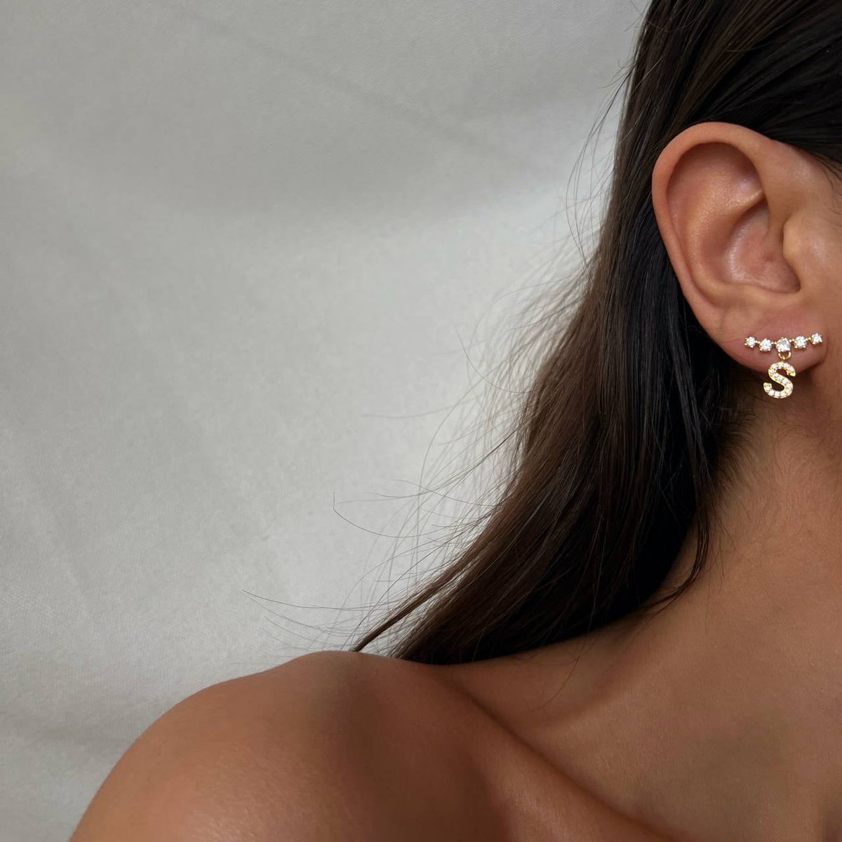 Kişiye Özel Harf Sallantılı Beştaş Küpe | 925 Ayar Gümüş – Jeweliay Jewelry – 4