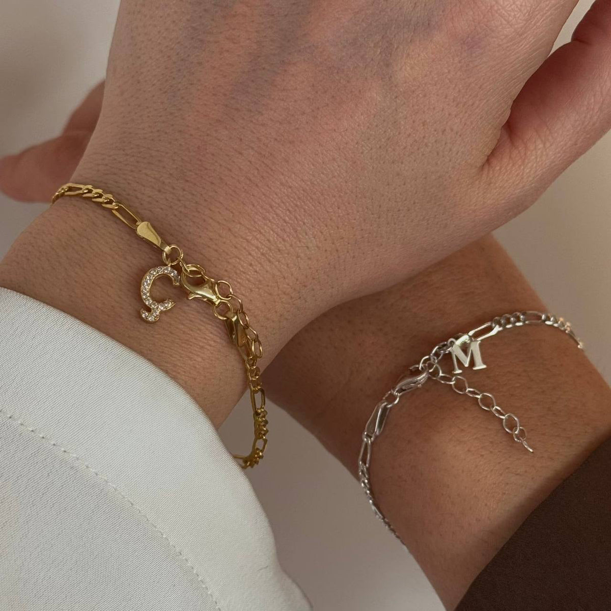 Kişiye Özel Harf Sallantılı Figaro Zincir Çift Bilekliği | 925 Ayar Gümüş – Jeweliay Jewelry – 18