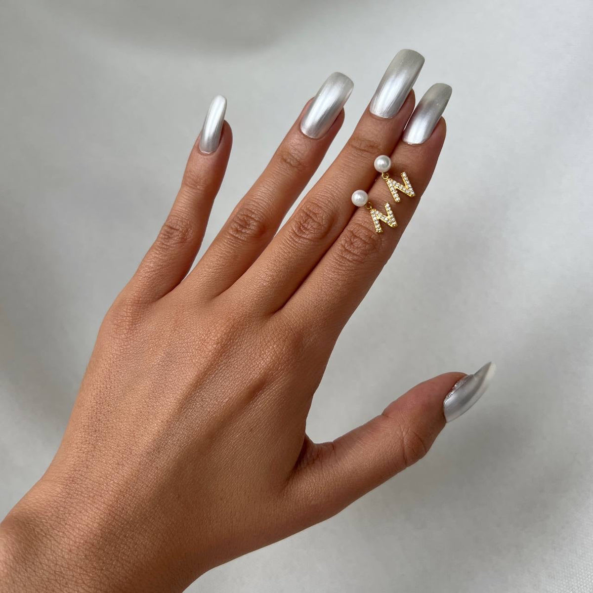 Kişiye Özel Harf Sallantılı İncili Çivili Küpe | 925 Ayar Gümüş – Jeweliay Jewelry – 6