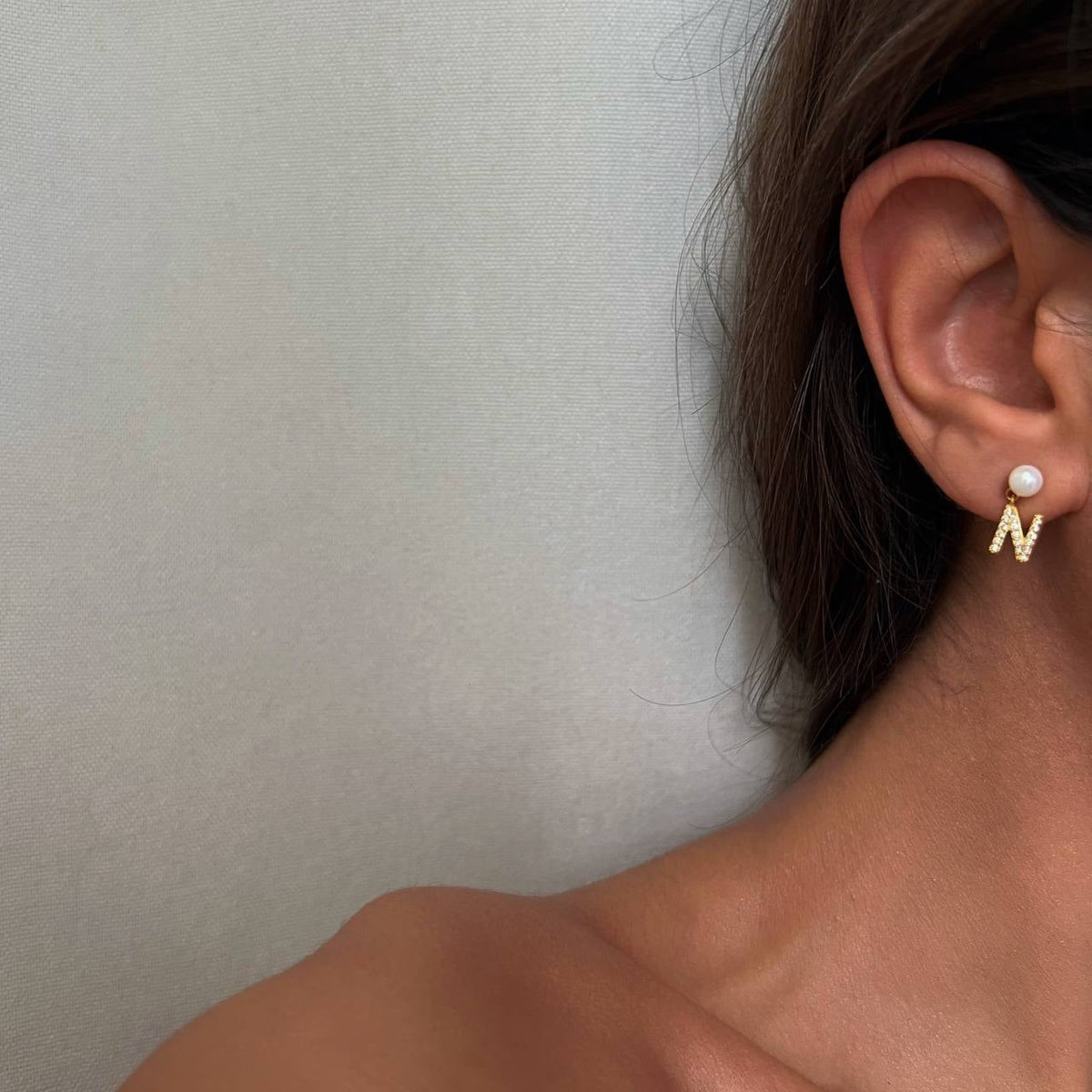 Kişiye Özel Harf Sallantılı İncili Çivili Küpe | 925 Ayar Gümüş – Jeweliay Jewelry – 8