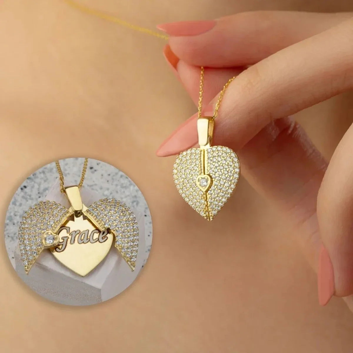 Kişiye özel isim yazılı açılabilir kanatlı kalp kolye, elde yakın görünümü.