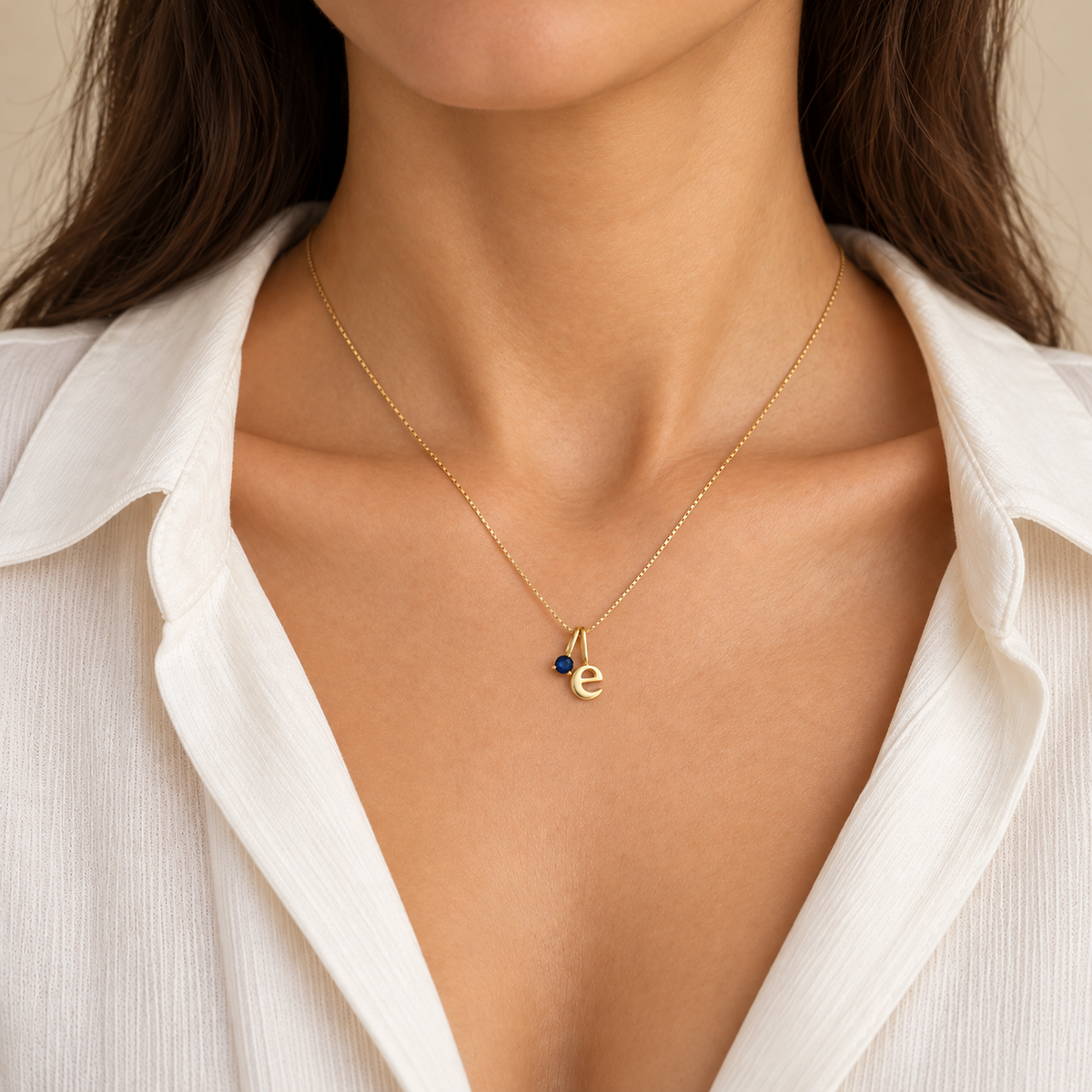 Kişiye Özel Küçük Harfli Doğum Taşı Kolye | 925 Ayar Gümüş – Jeweliay Jewelry – Manken üzerinde kolye görünümü