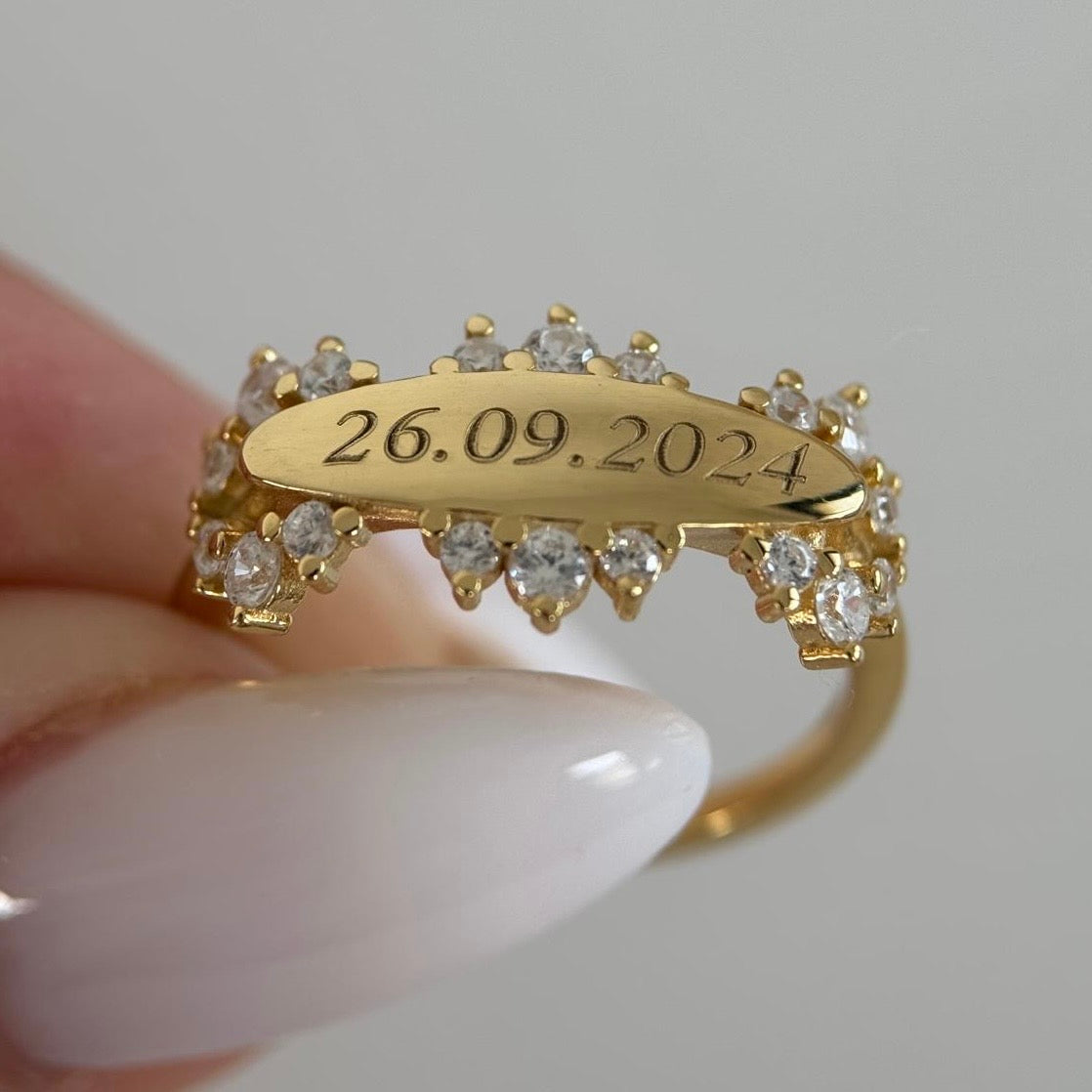 Kişiye özel save the date yüzük, elde yakın görünümü.