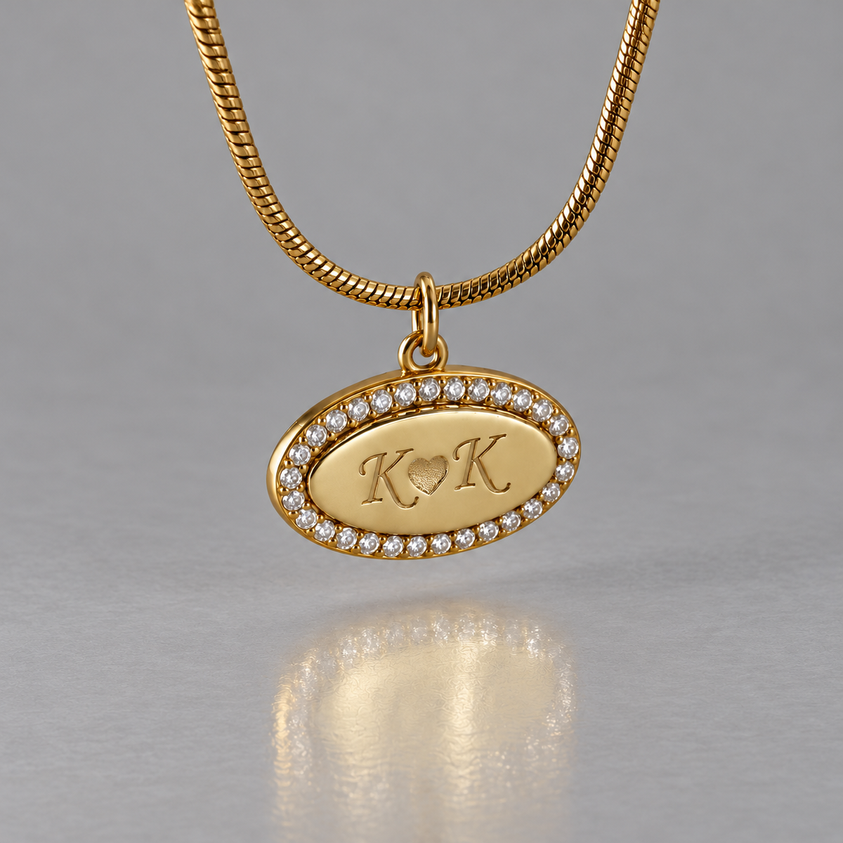 Kişiye Özel Zirkon Taş Çerçeveli Oval Yazı Plaka Kolye – Jeweliay Jewelry – 01