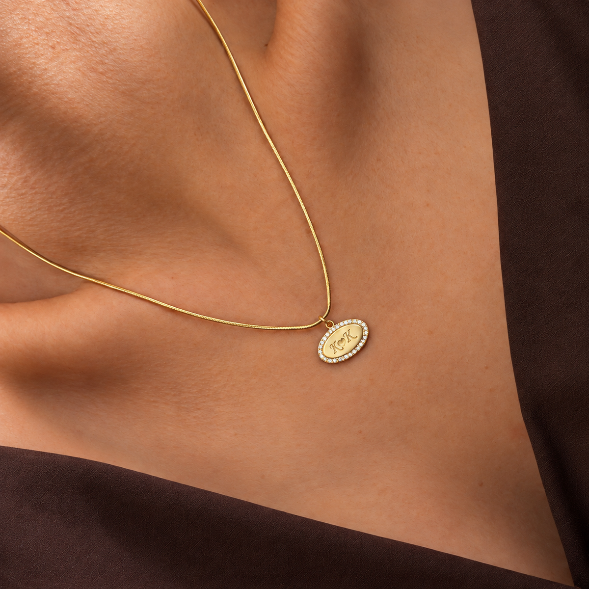 Kişiye Özel Zirkon Taş Çerçeveli Oval Yazı Plaka Kolye – Jeweliay Jewelry – 02