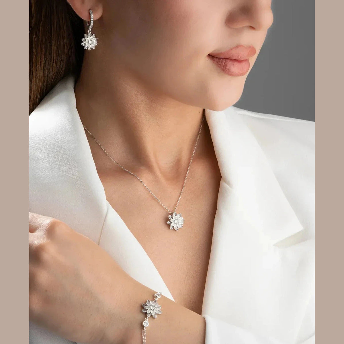 Lotus çiçeği kolye-küpe-bileklik set, takıların model üzerinde birlikte kullanımı.
