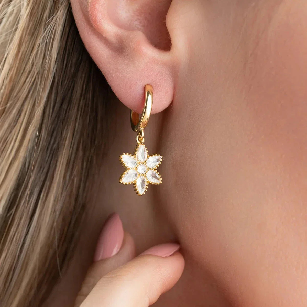 Manolya çiçeği taşlı küpe, kulakta kullanımı.