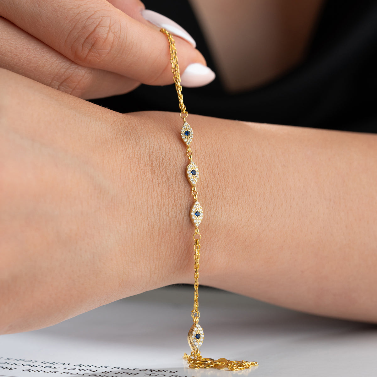 Mini safir taşlı göz şahmeran, bilekte kullanımı.