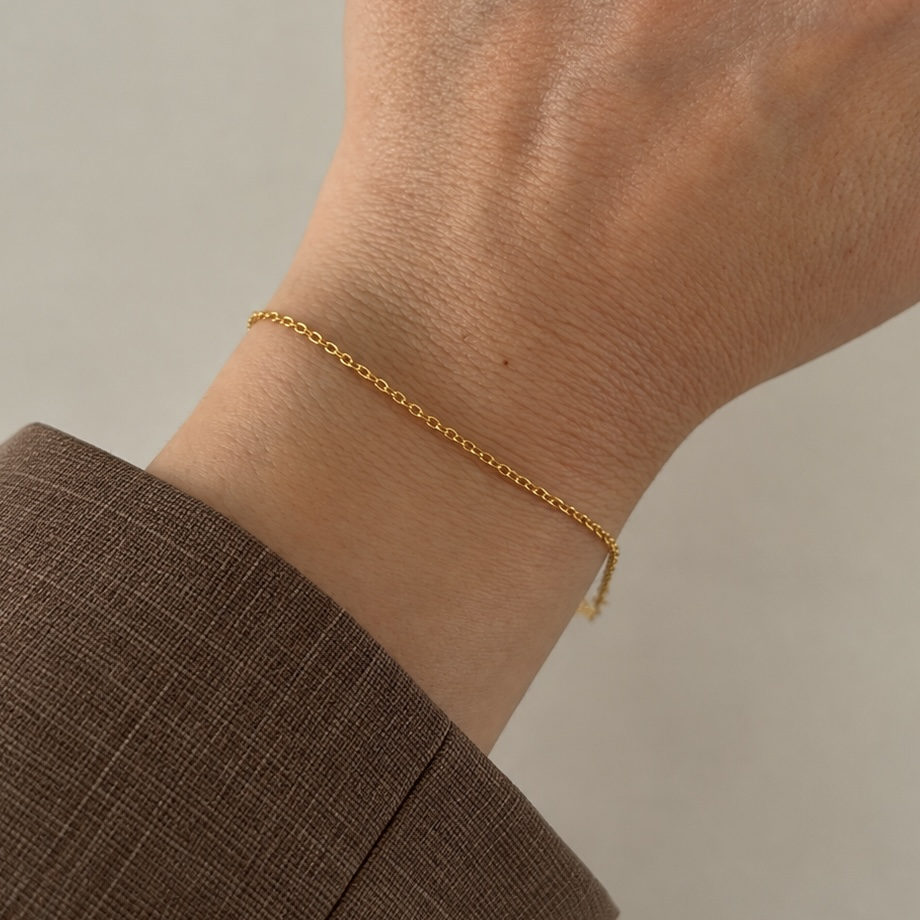 Orta Forse Zincir Bileklik – 925 ayar gümüş. Gold renk, bilekte kullanımı.