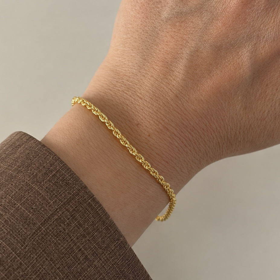 925 ayar gümüş orta halat zincir bileklik, Gold renk, bilekte görünüm.