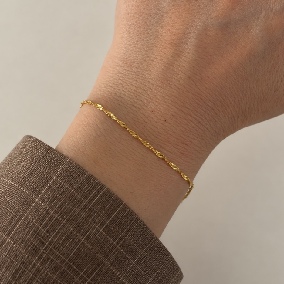 Orta Singapur Zincir Bileklik – 925 ayar gümüş. Gold renk, bilekte kullanımı.