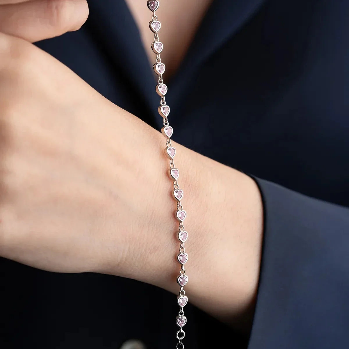 Pembe zirkon taşlı mini kalp bileklik, bilekte kullanımı.