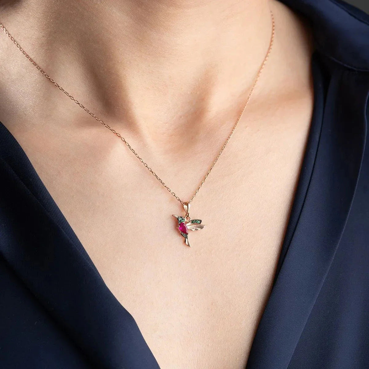 Ruby arı kuşu kolye, boyunda kullanımı.
