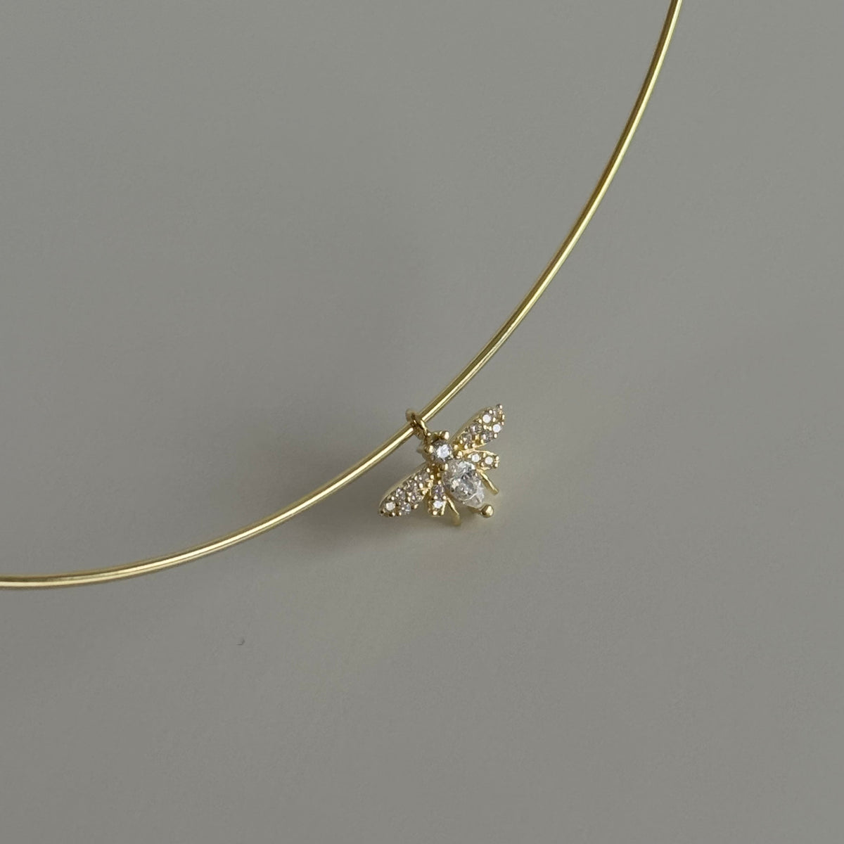 Taşlı arı choker kolye, zemin üzerinde görünümü.