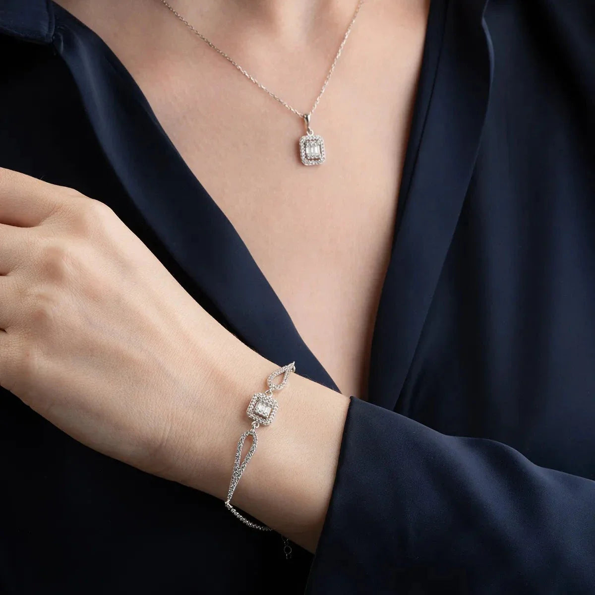 Tektaş montür baget taşlı kolye-bileklik set, takıların model üzerinde birlikte kullanımı.