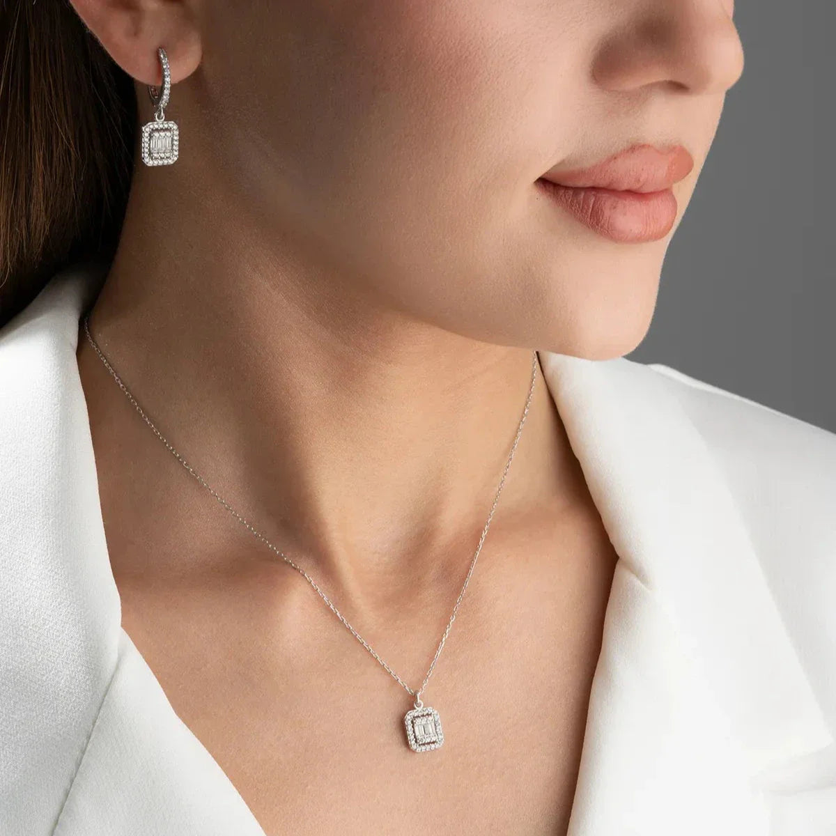 Zirkon taşlı baget kolye-küpe set, takıların model üzerinde birlikte kullanımı.