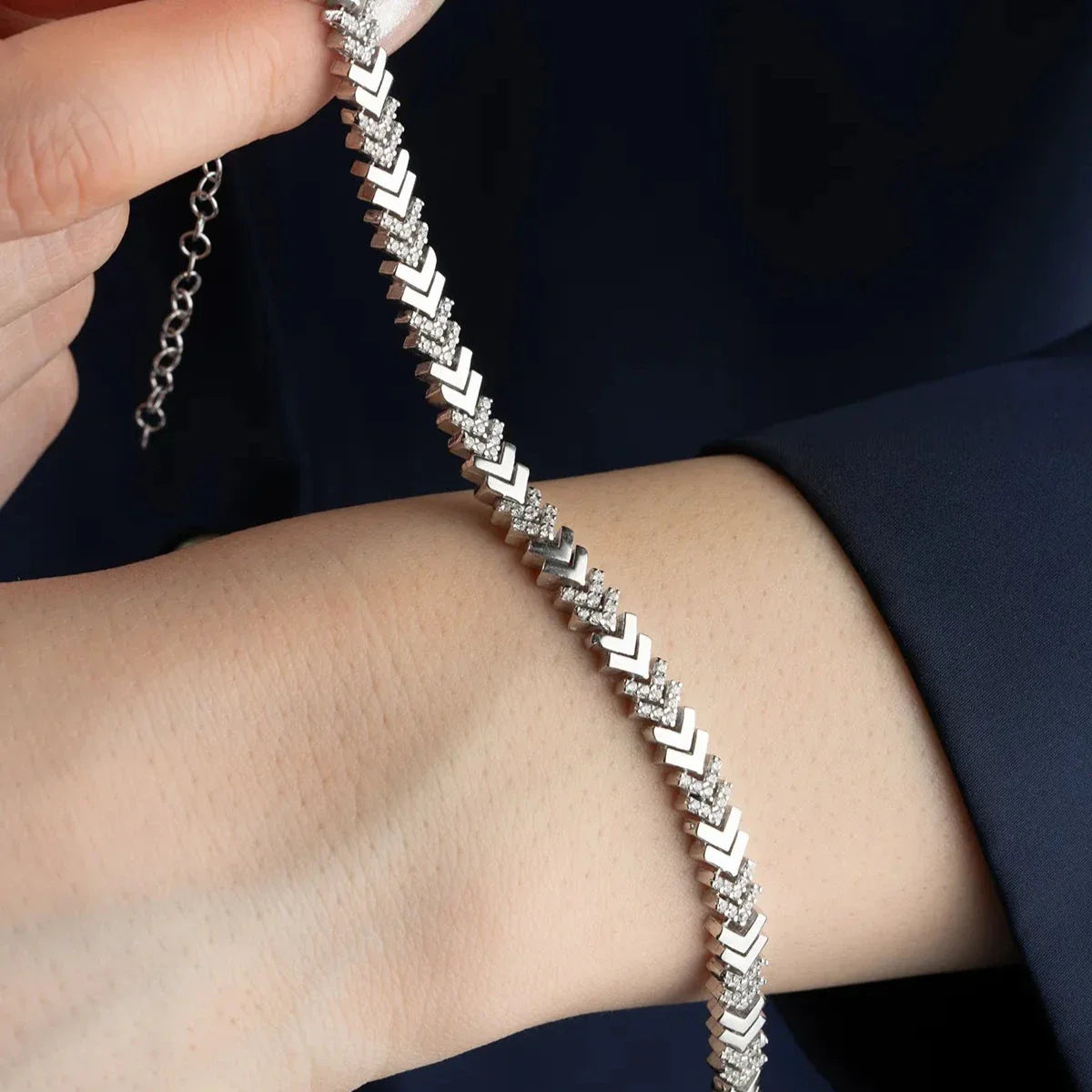 Zirkon taşlı balıksırtı model bileklik, bilekte kullanımı.