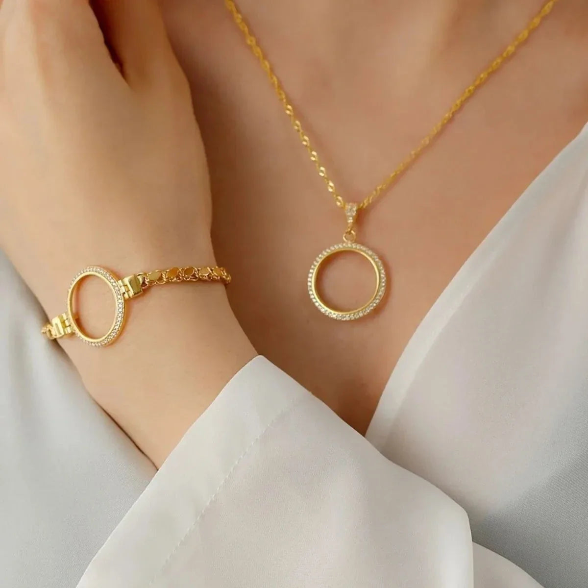 Zirkon taşlı çeyreklik pullu zincir kolye-bileklik set, takıların model üzerinde birlikte kullanımı.
