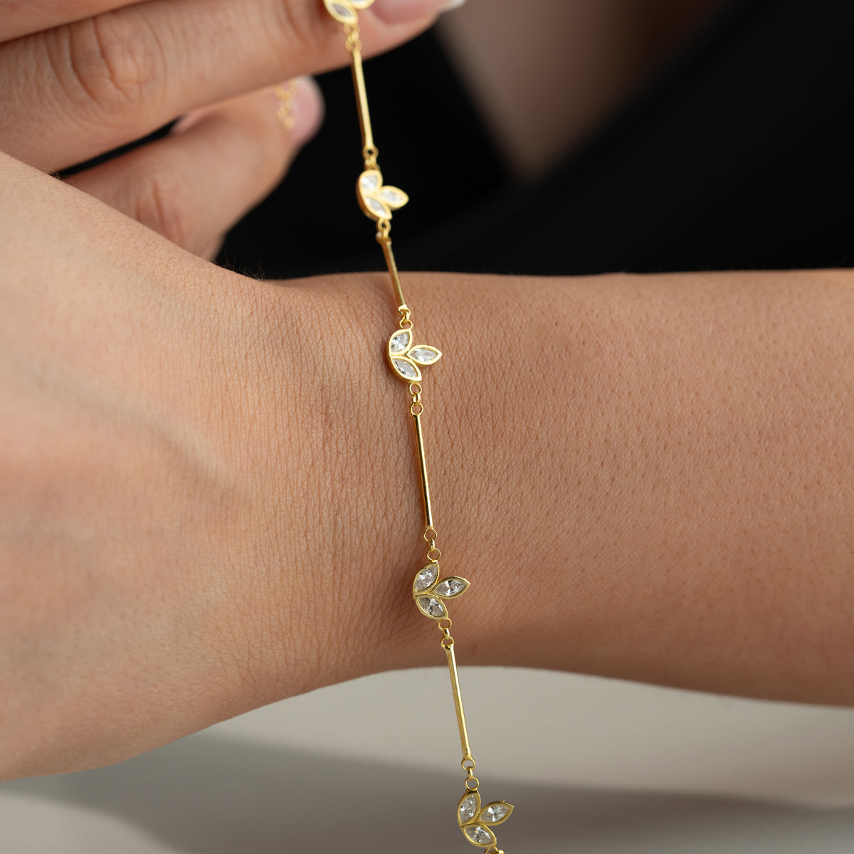Zirkon taşlı lotus bileklik, bilekte kullanımı.