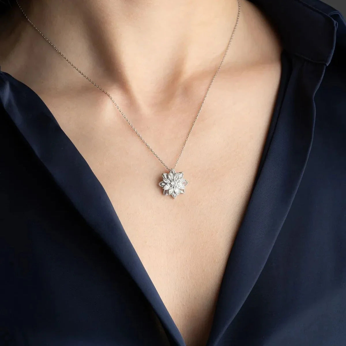 Zirkon taşlı lotus çiçeği kolye, boyunda kullanımı.