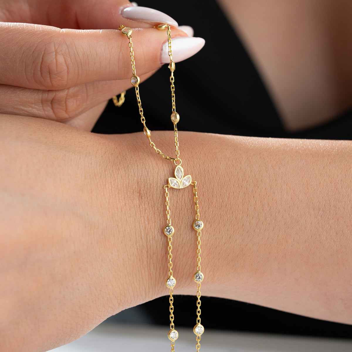Zirkon taşlı mini lotus top zincir şahmeran, bilekte kullanımı.