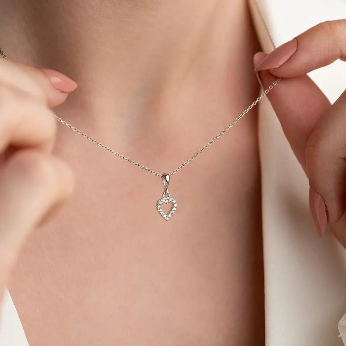 Zirkon taşlı mini love kolye, boyunda kullanımı.