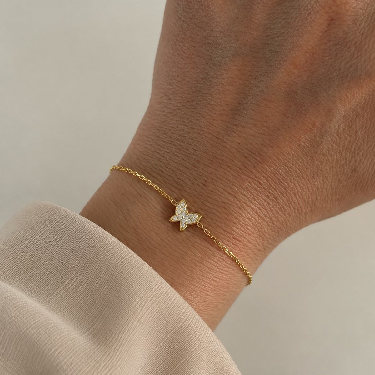 Zirkon Taşlı Minimal Kelebek Bileklik, 925 Ayar Gümüş, bilekte kullanımı.