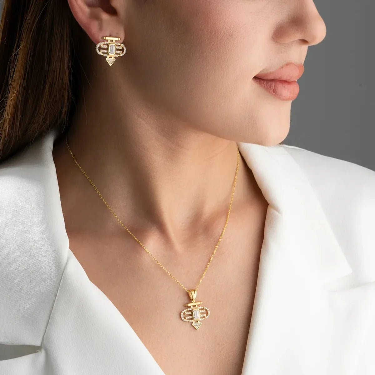 Zirkon taşlı şeyma kolye-küpe set, takıların model üzerinde birlikte kullanımı.