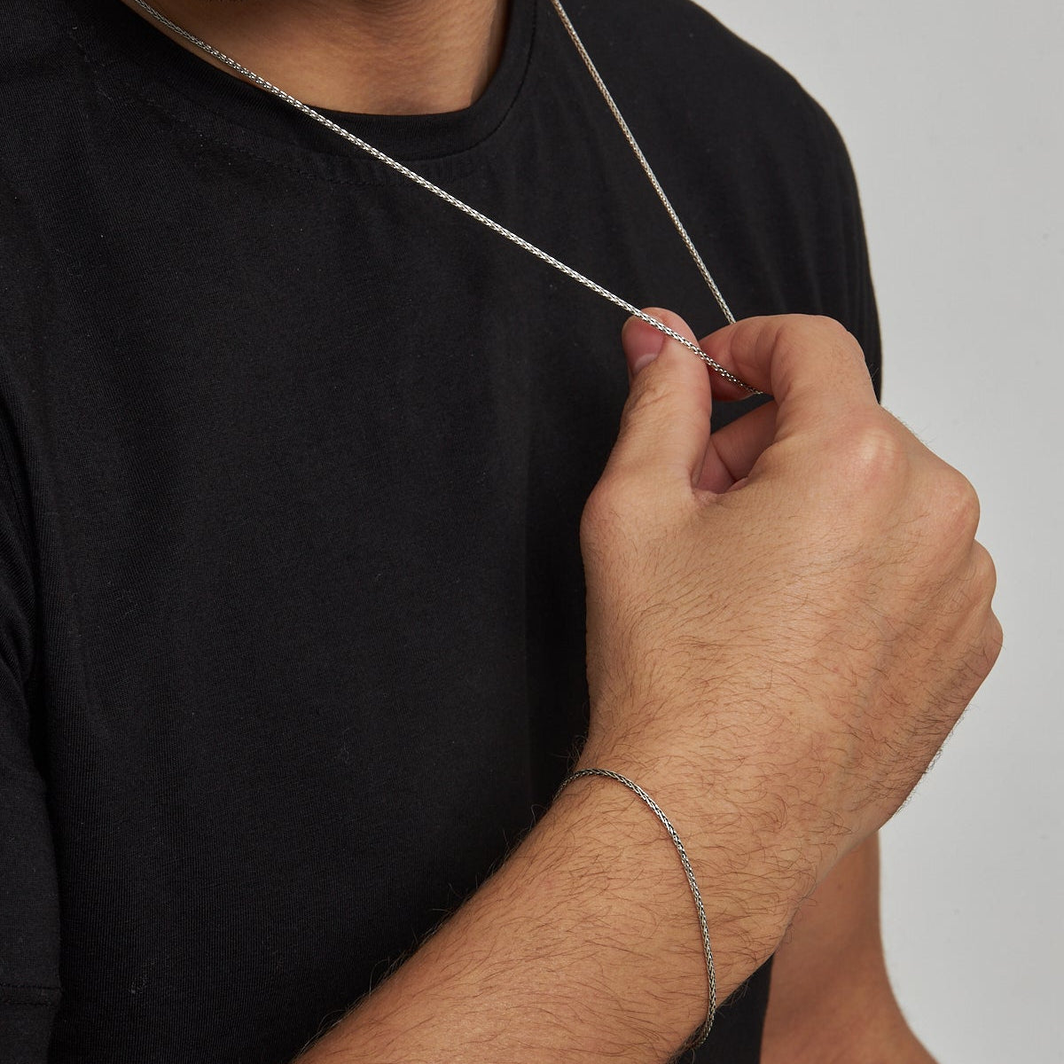 1.5 mm spiga zincir erkek kolye-bileklik set, takıların model üzerinde birlikte kullanımı.