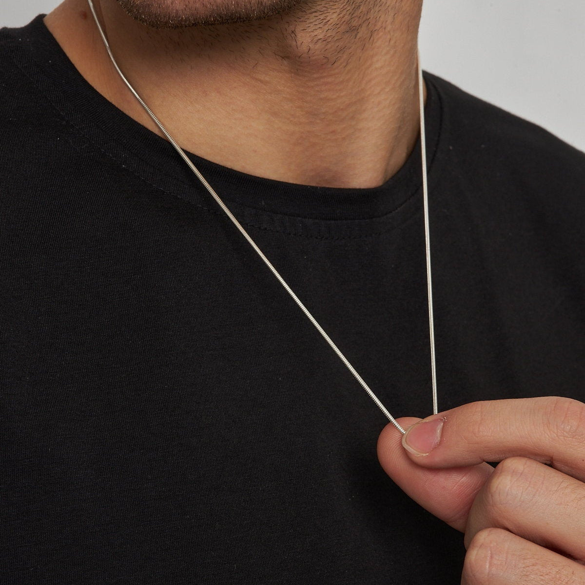 1.5 mm yılan zincir erkek kolye, boyunda kullanımı.