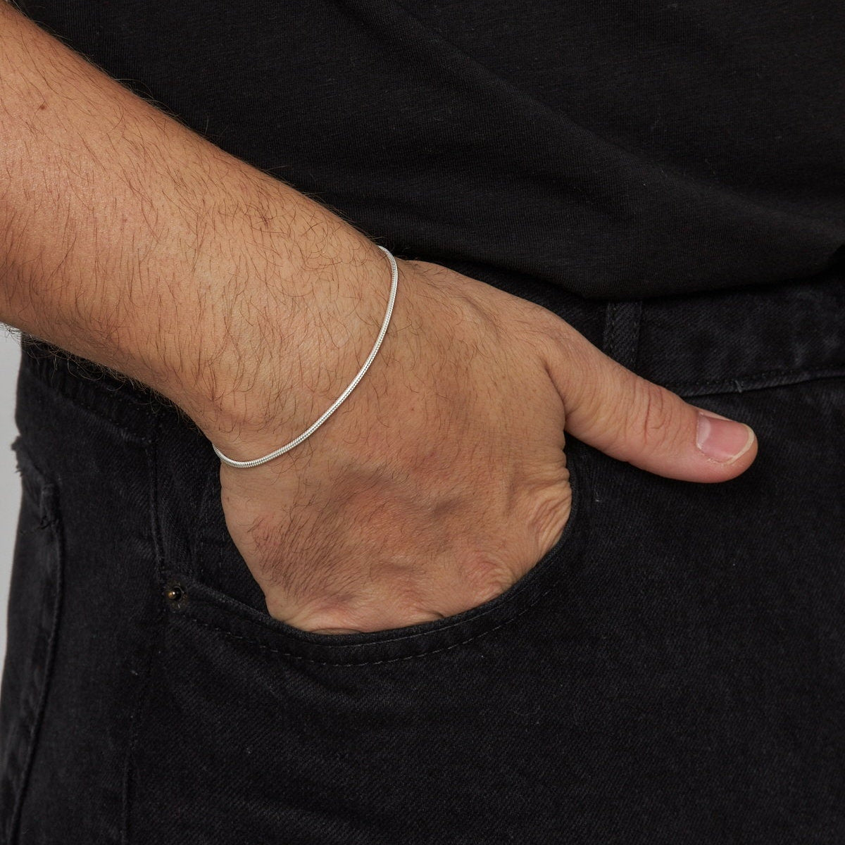 1.5 mm yuvarlak yılan zincir erkek bileklik, bilekte kullanımı.