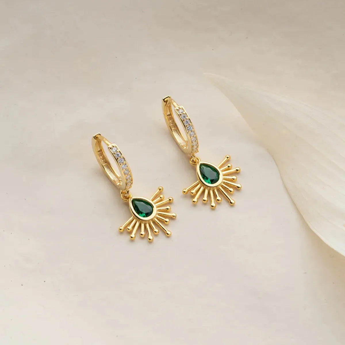 GÜNEŞ MODEL YEŞİL KÜPE | 925 GÜMÜŞ