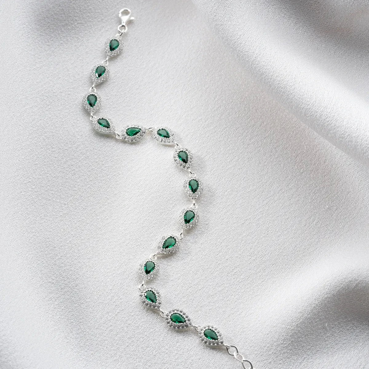 DAMLA TAŞLI ZÜMRÜT BİLEKLİK | 925 GÜMÜŞ