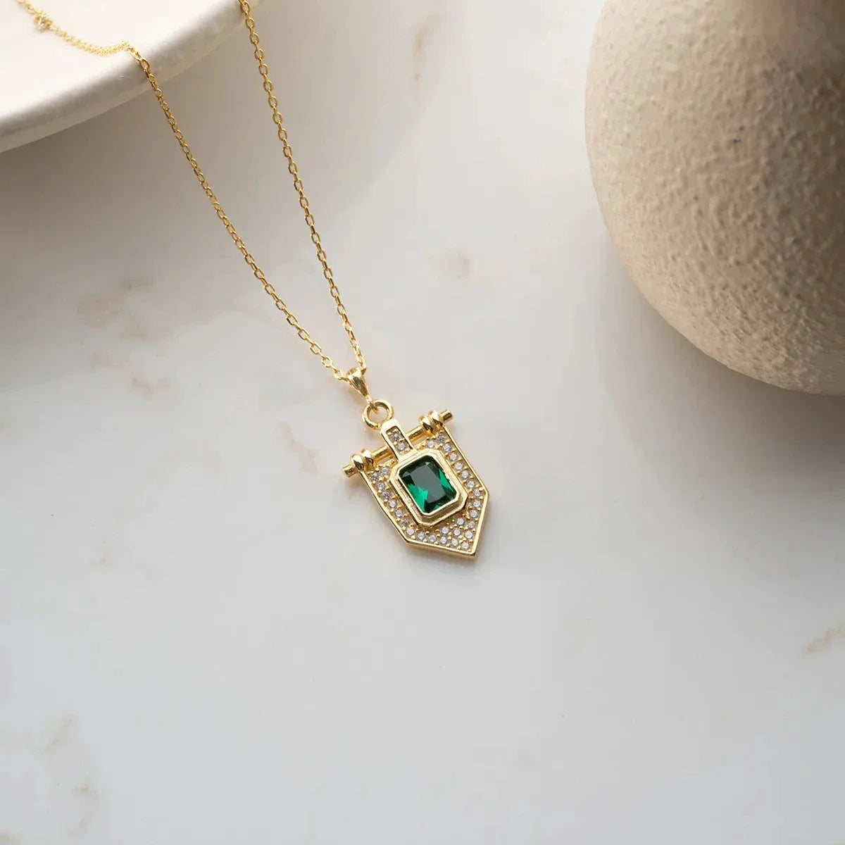 YEŞİL TAŞLI ÜÇGEN KOLYE | 925 GÜMÜŞ