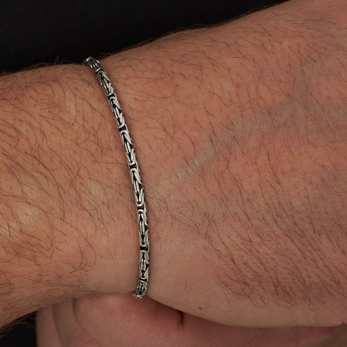 2.5 mm yuvarlak kral zincir erkek bileklik, bilekte kullanımı.