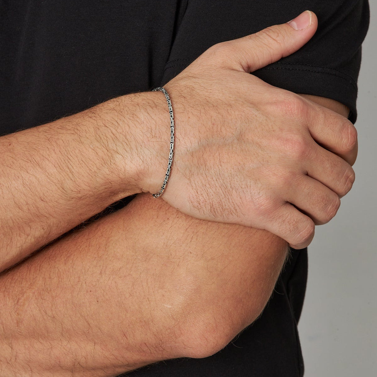 2.5 mm yuvarlak kral zincir erkek bileklik, bilekte kullanımı.
