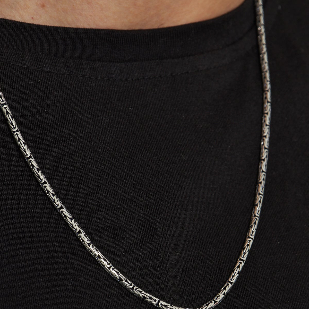2.5 mm yuvarlak kral zincir erkek kolye, boyunda kullanımı.
