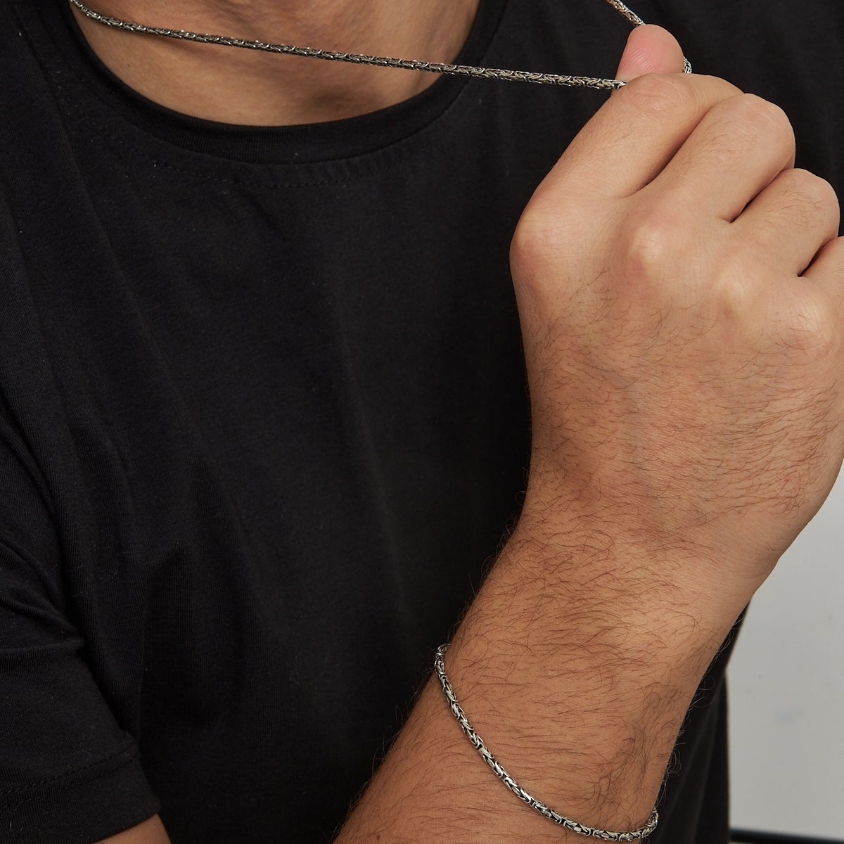 2 mm yuvarlak kral zincir erkek kolye-bileklik set, takıların model üzerinde birlikte kullanımı.