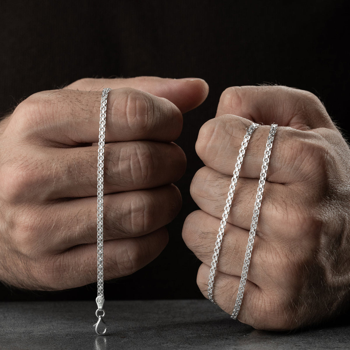 3.3 mm bismarck zincir erkek kolye-bileklik set, elde yakın görünümü.