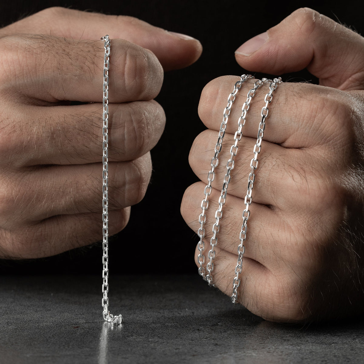 3.3 mm forse zincir erkek kolye-bileklik set, elde yakın görünümü.