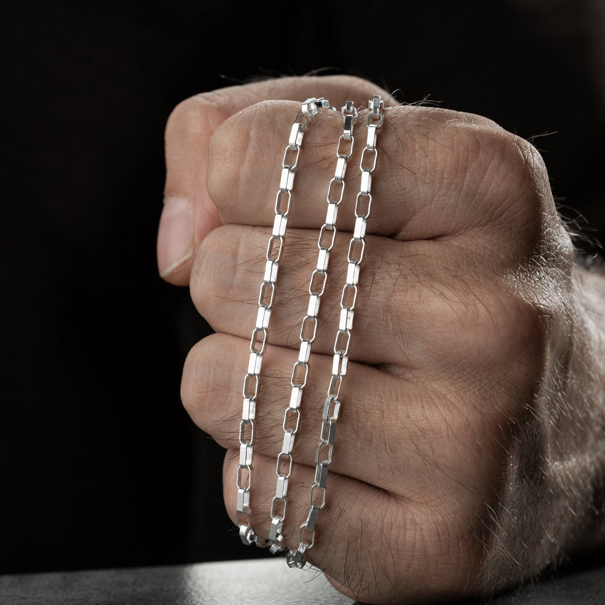 3 mm ataç forse zincir erkek kolye-bileklik set, elde yakın görünümü.