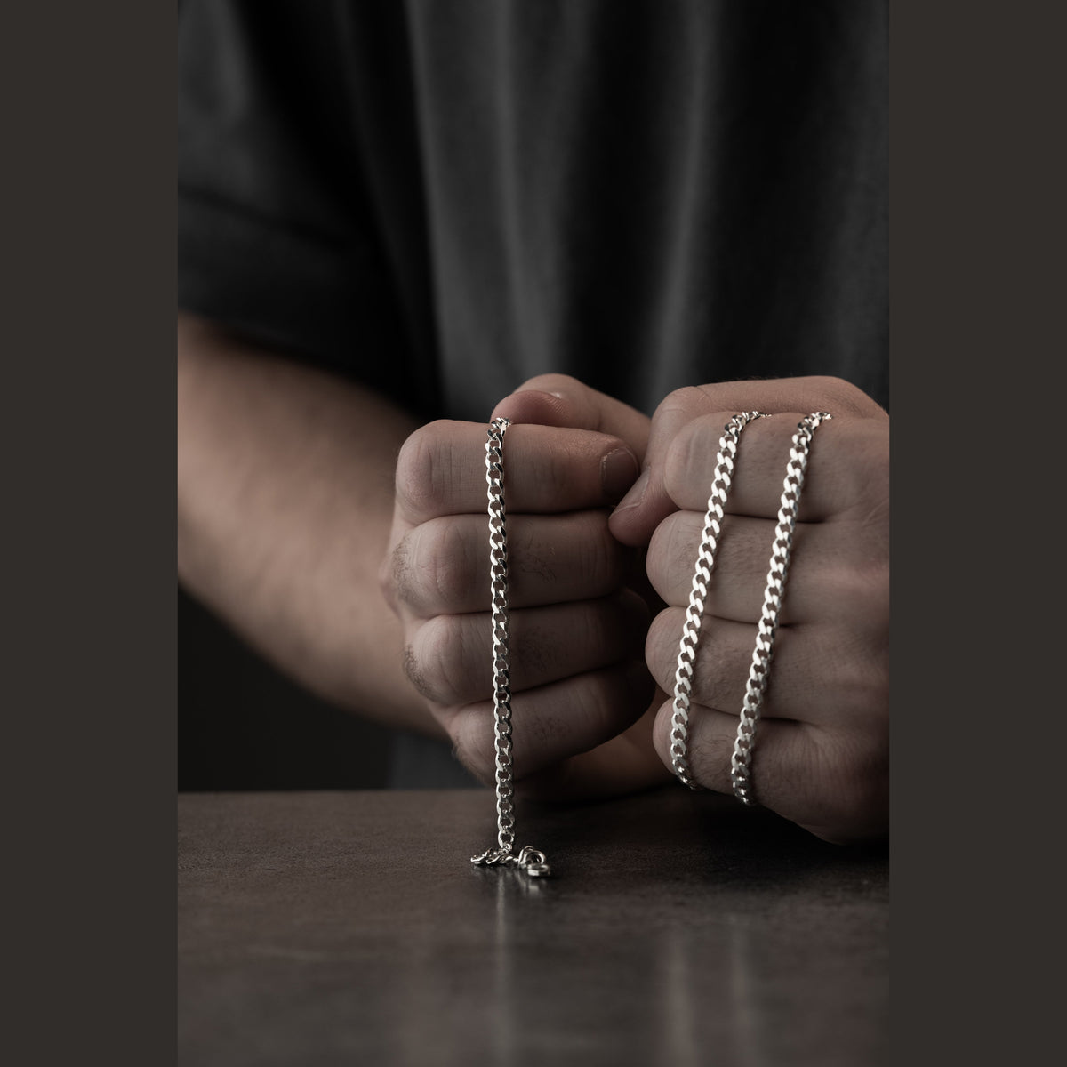 3 mm gurmet zincir erkek kolye-bileklik set, elde yakın görünümü.