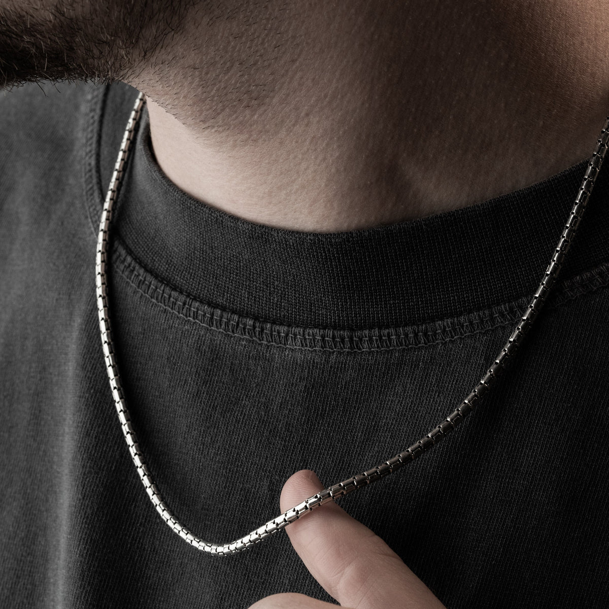 3 mm yılan desenli zincir erkek kolye, boyunda kullanımı.