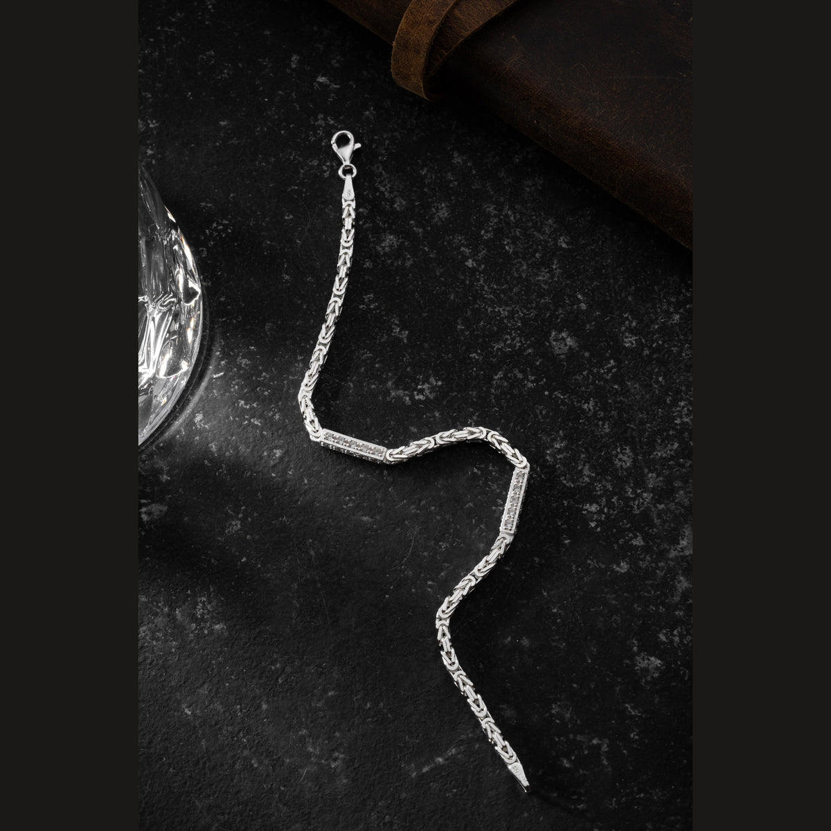 3 mm zirkon taşlı kare kral zincir erkek bileklik, zemin üzerinde görünümü.