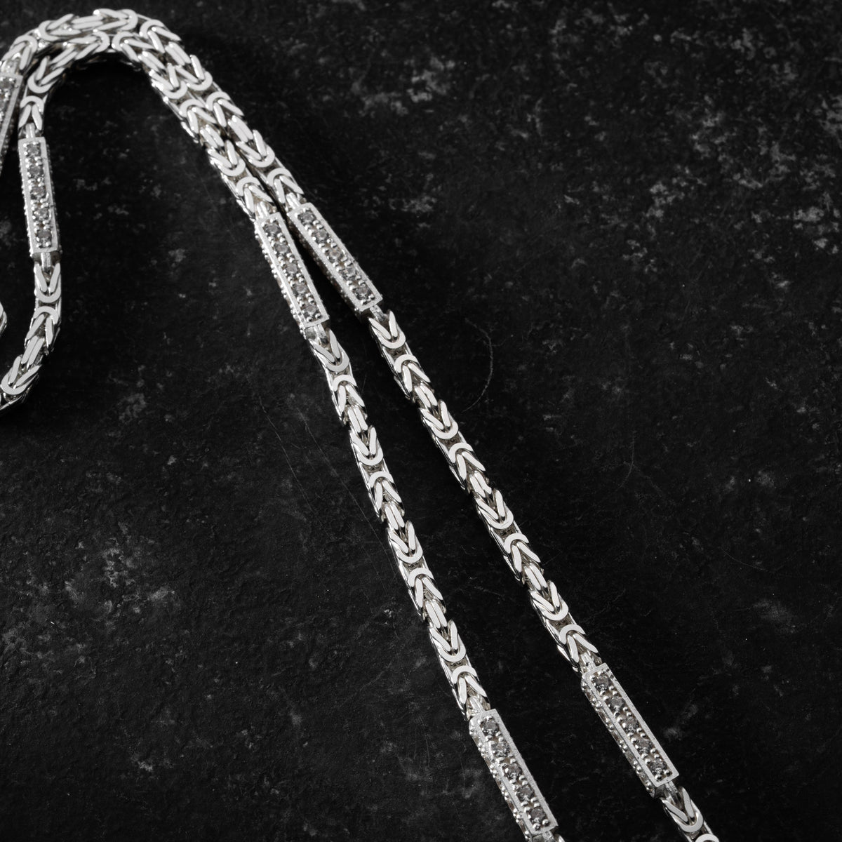 3 mm zirkon taşlı kare kral zincir erkek kolye, zemin üzerinde görünümü.